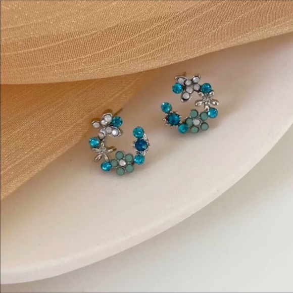 Petite Multi Color Crystal Flowers Blue Stud Earrings NEW - Picture 6 of 10